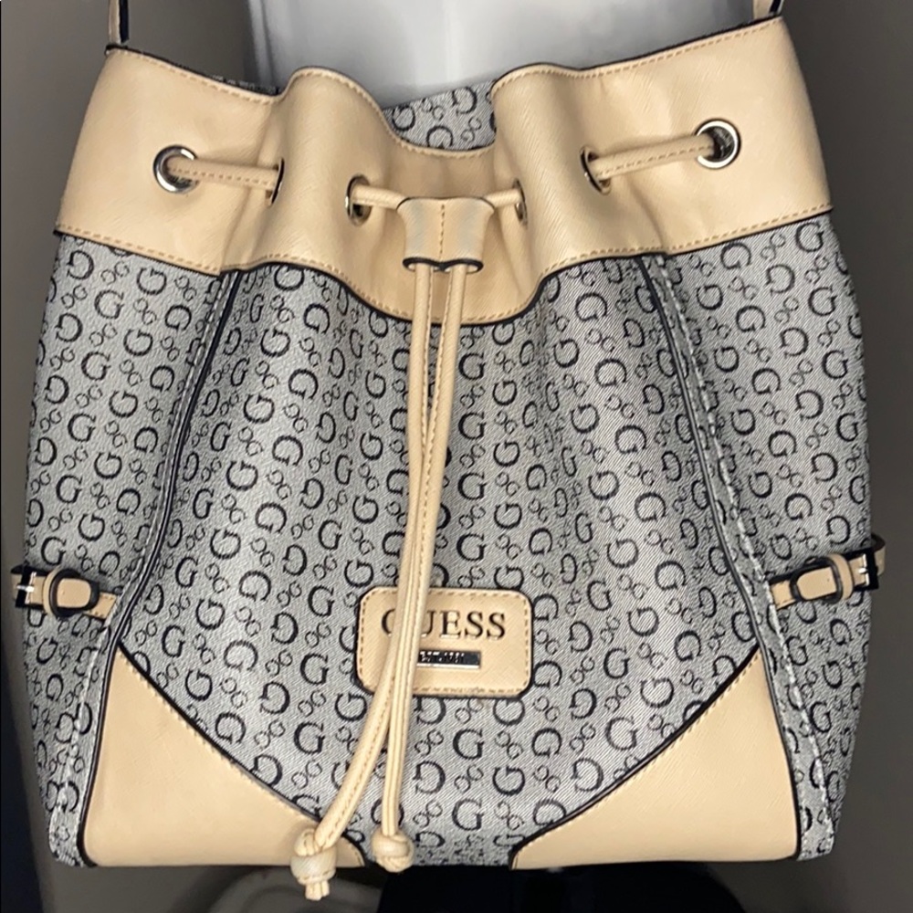 Guess -monogram -drawstring bucket bag- beige/grey